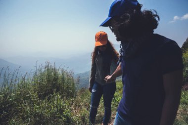 Sevgili çift kadın ve erkek Asyalılar tatilde dinlenmek seyahat. Oturup Dağ'daki manzarayı izleyin. Mountain Park mutlu. dağlarda yürüyüş. Tayland'da