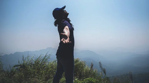 Asian Mężczyzna podróży relaks w wakacje. Stań i Oglądaj krajobraz na górze. Mountain Park szczęśliwie. W Tajlandii — Zdjęcie stockowe