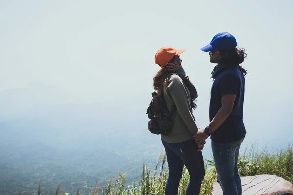 Amante pareja mujeres y hombres Los asiáticos viajan relajarse en las vacaciones. Siéntate y observa el paisaje en la montaña. Mountain Park felizmente. senderismo en las montañas. En Tailandia — Foto de Stock