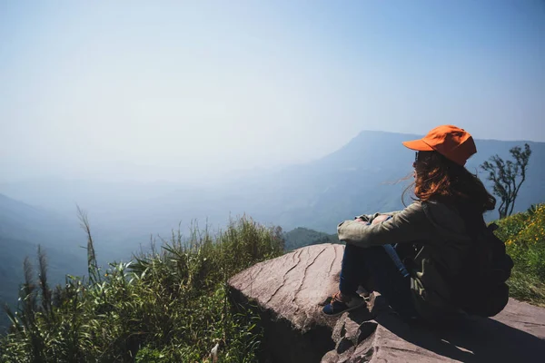 As mulheres asiáticas viajam relaxar nas férias. Sente-se e observe a paisagem na Montanha. Mountain Park alegremente. caminhadas nas montanhas. Na Tailândia — Fotografia de Stock