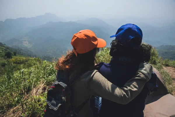 연인 커플 여성과 남성 아시아 여행 휴가에서 휴식을 취합니다. 앉아서 산의 풍경을 감상하십시오. 마운틴 파크. 산에서 하이킹. 태국에서 — 스톡 사진