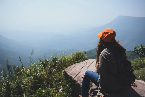 아시아 여성 여행 휴가에 휴식. 앉아서 산의 풍경을 감상하십시오. 마운틴 파크. 산에서 하이킹. 태국에서 — 스톡 사진