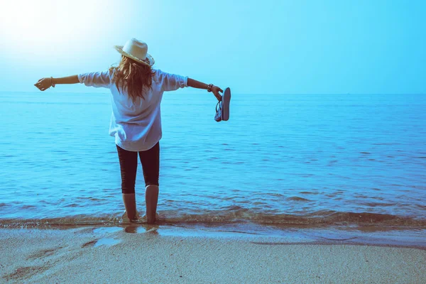 アジアの女性は自然を旅します。旅行はリラックス。浜辺を歩く夏に — ストック写真