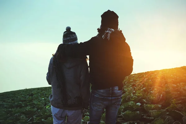 Amante pareja mujeres y hombres Los asiáticos viajan relajarse en las vacaciones. Feliz de viajar en las vacaciones. Los amantes caminan de la mano en el campo de arroz. Durante el invierno brumoso — Foto de Stock