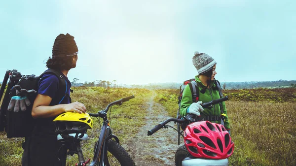 Asiatico amante donna e uomo Viaggi Natura. Viaggio relax andare in bicicletta Wilderness in natura. Tailandia — Foto Stock