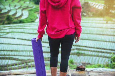 Asyalı kadın tatilde rahatlar. Yoga yap. Balkon manzarasında Doğal Alan