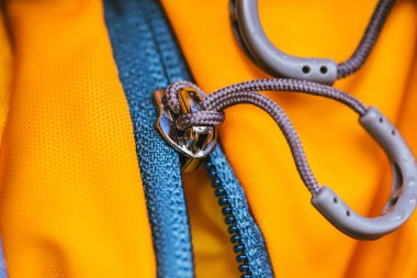 Seyahat çantası. Sırt çantası sarı zip kilidi.