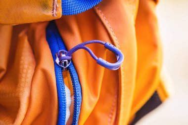 Seyahat çantası. Sırt çantası sarı zip kilidi.