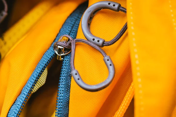Reisetasche. Reißverschluss am Rucksack gelb. — Stockfoto
