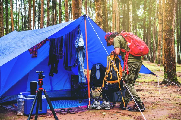 Asiatico uomo viaggiare natura in vacanza e campeggio sul al Parco Nazionale Doi intanon in Thailandia . — Foto Stock