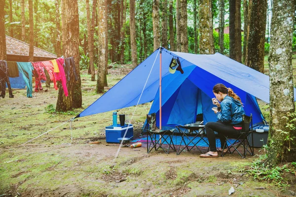 Aziatische vrouw reizen ontspannen in de vakantie. Kamperen op de berg. in het National Park Doi Inthanon Chiangmai. in Thailand — Stockfoto