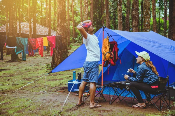 Liefhebber paar Aziatische man en Aziatische vrouwen reizen natuur reizen Ontspan in de vakantie. Kamperen op de berg. in het National Park Doi Inthanon Chiangmai. in Thailand — Stockfoto