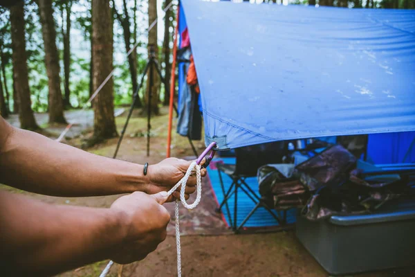 Viagem natureza relaxar no feriado. acampar na montanha a natureza selvagem. Puxe a corda mosquetão . — Fotografia de Stock