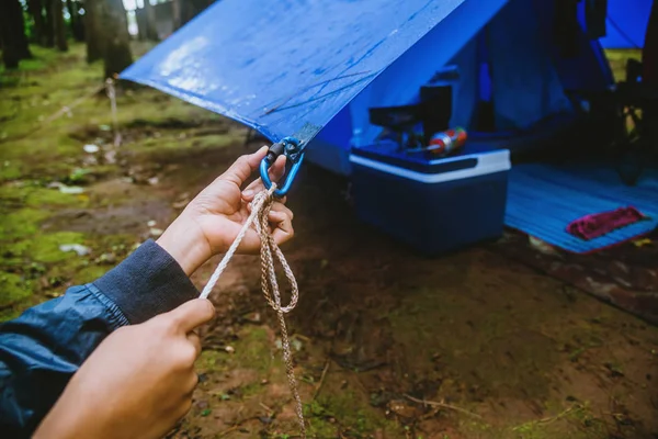 Viagem natureza relaxar no feriado. acampar na bocaNa natureza selvagem. Puxe a corda mosquetão . — Fotografia de Stock