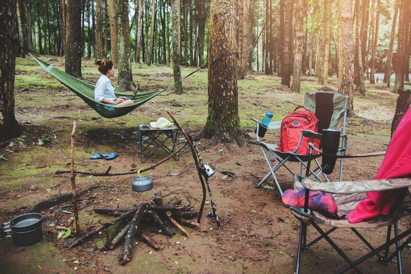 Aziatische vrouwen reizen natuurlijke ontspannen. Zittend werken met een notebook. in de hangmat. Camping op het nationaal park Doi Inthanon in Chiangmai. in Thailand — Stockfoto