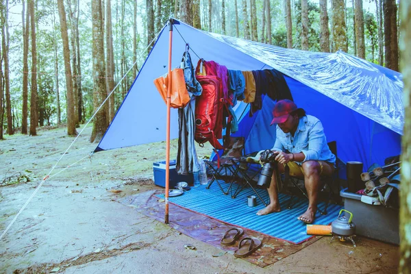 Homem asiático relaxar viajar natureza nas férias.Tire uma foto Nature Study in the Jungle camping on the Mountain. estação chuvosa em Chiangmai, na Tailândia . — Fotografia de Stock