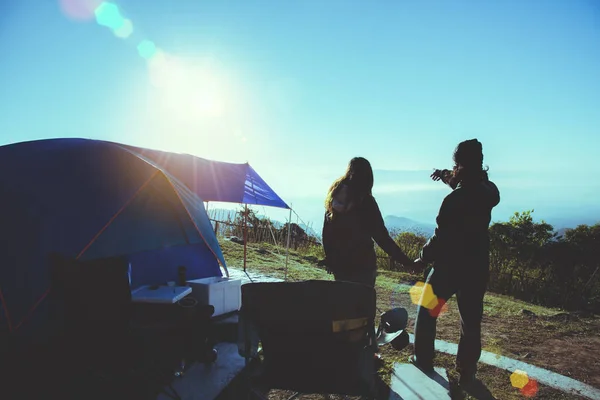 Amoureux couple femme et homme Asiatiques Voyage se détendre camping dans les vacances. Sur la montagne. Regardez le soleil se lever. Thaïlande — Photo