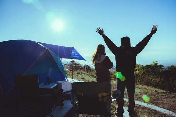 Minnaar paar vrouw en man Aziaten reizen ontspannen kamperen in de vakantie. Op de berg. Kijk hoe de zon stijgt. Thailand — Stockfoto