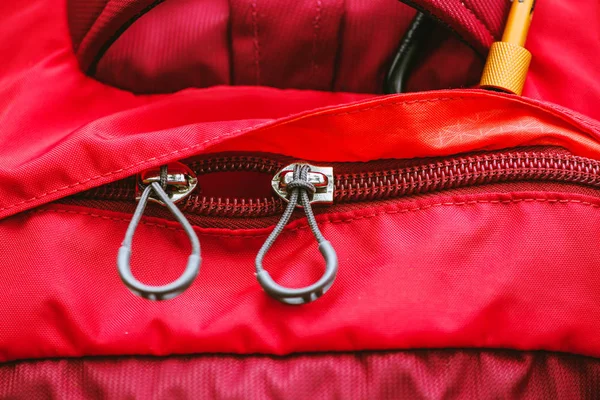 Reisetasche. Reißverschluss am Rucksack rot. — Stockfoto
