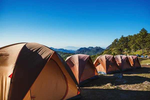 Viaggio relax in vacanza. campeggio sulla Montagna. Tailandia — Foto Stock