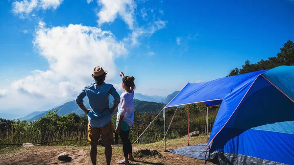 Minnaar paar vrouw en man Aziaten reizen ontspannen. Kamperen in de vakantie. Op de berg. Thailand — Stockfoto