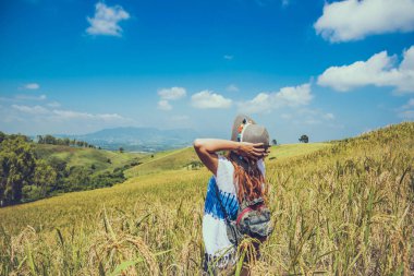 Asyalı kadınlar tatilde rahatlarlar. Doğal dokunmatik dağ alanında durun. Tayland