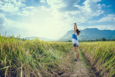 Asyalı kadınlar tatilde rahatlarlar. Doğal dokunmatik dağ alanında durun. Tayland
