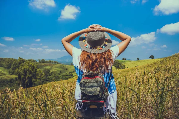 アジアの女性は休日にリラックス旅行します。自然なタッチ山のフィールドを立つ。タイ — ストック写真