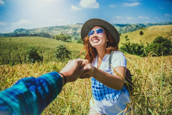 Liefhebber paar vrouwen en mannen Aziaten reizen ontspannen in de vakantie. Liefhebbers lopen hand in hand op veld. Thailand — Stockfoto