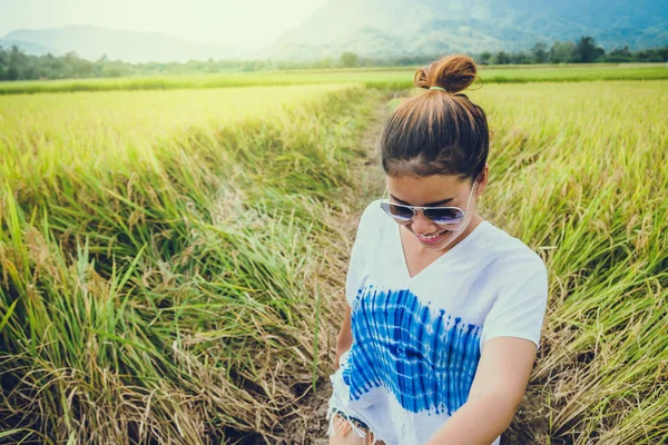 Asiatische Frauen reisen entspannt in den Urlaub. stehen natürliche Berührung Bergfeld. Thailand — Stockfoto