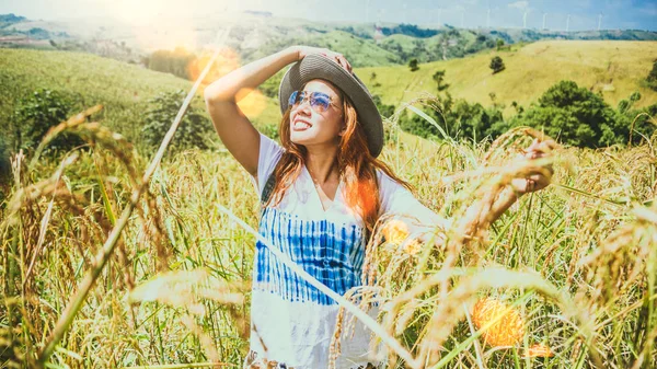 Asian kobiety podróżować zrelaksować się w wakacje. Stań naturalne górskie pole dotykowe. Tajlandia — Zdjęcie stockowe