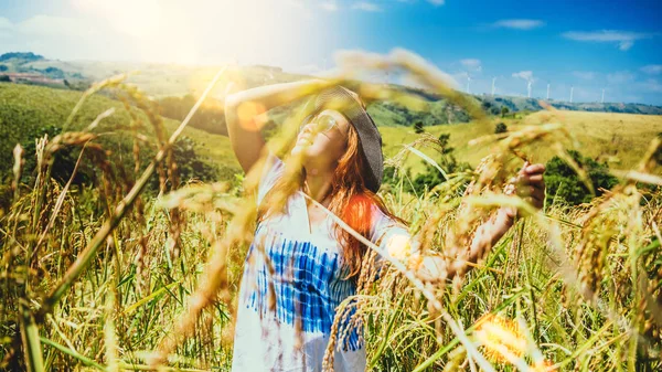 Asijské ženy cestují relaxovat na dovolené. Postavte se na horské pole. Thajsko — Stock fotografie