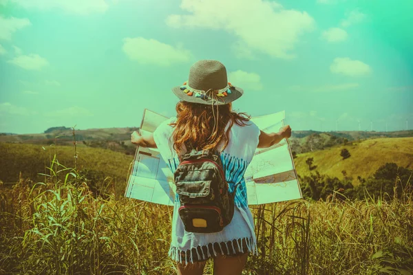 As mulheres asiáticas viajam relaxar nas férias. Expandir mapa de pesquisa Mountain field. Tailândia — Fotografia de Stock