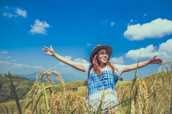 As mulheres asiáticas viajam relaxar nas férias. Fique natural campo de montanha toque. Tailândia — Fotografia de Stock