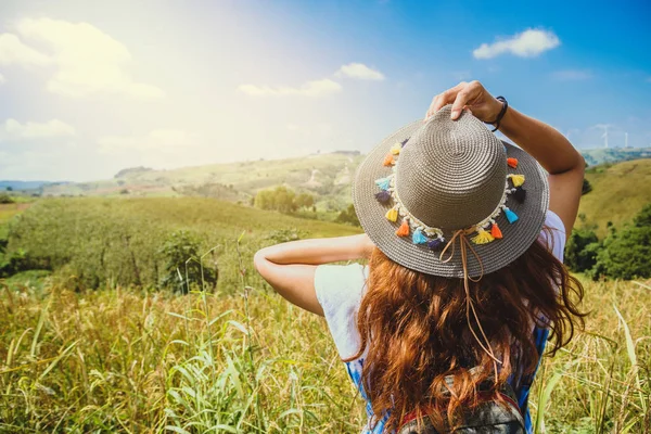 As mulheres asiáticas viajam relaxar nas férias. Fique natural campo de montanha toque. Tailândia — Fotografia de Stock