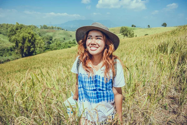 Asiatische Frauen reisen entspannt in den Urlaub. Vermessungskarte Bergfeld erweitern. Getreide reift Ranch auf Hügel. Thailand — Stockfoto