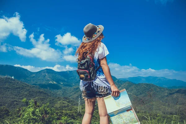 As mulheres asiáticas viajam relaxar nas férias. Ver mapa explorar a rota. Tailândia — Fotografia de Stock