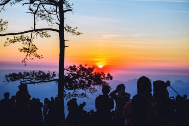İnsanlar sabahları Sunrise'ı izliyor. Turistler tatilde rahatlarlar. insanlar arasında sabah gündoğumu fotoğraf. Tayland