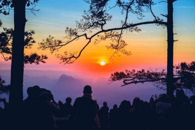 İnsanlar sabahları Sunrise'ı izliyor. Turistler tatilde rahatlarlar. insanlar arasında sabah gündoğumu fotoğraf. Tayland