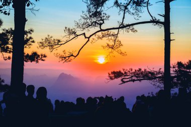 İnsanlar sabahları Sunrise'ı izliyor. Turistler tatilde rahatlarlar. insanlar arasında sabah gündoğumu fotoğraf. Tayland