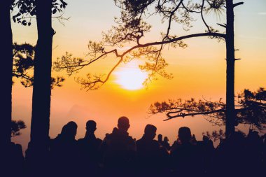 İnsanlar sabahları Sunrise'ı izliyor. Turistler tatilde rahatlarlar. insanlar arasında sabah gündoğumu fotoğraf. Tayland
