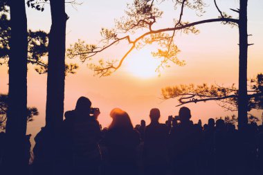 İnsanlar sabahları Sunrise'ı izliyor. Turistler tatilde rahatlarlar. insanlar arasında sabah gündoğumu fotoğraf. Tayland