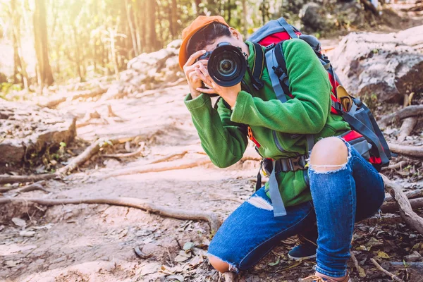 Fotograf Asian Woman podróżowanie Fotografia natura. podróży relaks w wakacje. wędrówki po górach. Tajlandia — Zdjęcie stockowe