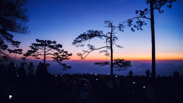 People watching Sunrise in the morning. Tourists travel relax in the holiday. photograph sunrise in the morning among people. Thailand — Stock Photo, Image