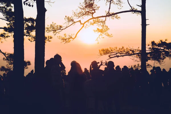 People watching Sunrise in the morning. Tourists travel relax in the holiday. photograph sunrise in the morning among people. Thailand — Stock Photo, Image