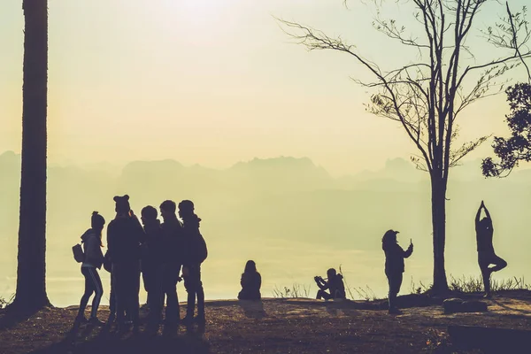 Mensen kijken zonsopgang in de ochtend. Toeristen reizen ontspannen in de vakantie. fotograferen zonsopgang in de ochtend onder mensen. Thailand — Stockfoto