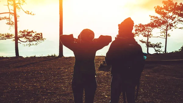 Liebhaberpaar Frau und Mann Asiaten reisen entspannt in den Urlaub. Sonnenaufgang am Morgen beobachten. im winter.wandern in den Bergen. in Thailand — Stockfoto