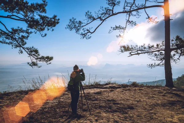 Fotograaf Aziatische vrouwen Aziaten reizen ontspannen in de vakantie. Foto berglandschappen sfeer in de ochtend. In de winter. In Thailand — Stockfoto