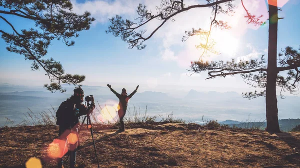 Fotógrafo amante casal mulher e homem asiáticos viagem relaxar no feriado. Fotografar paisagens montanhosas atmosfera pela manhã. No inverno. caminhadas nas montanhas. Na Tailândia — Fotografia de Stock