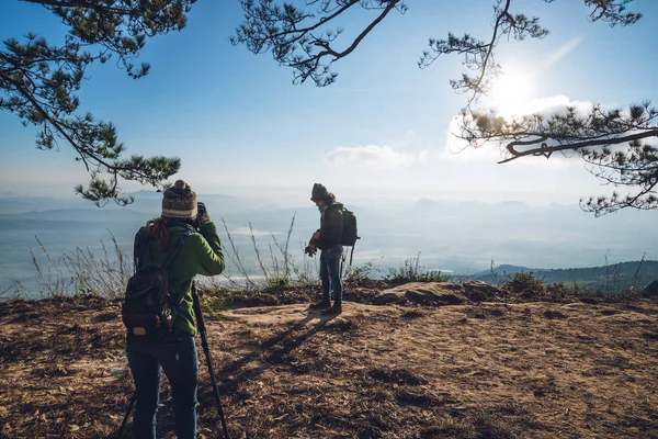Milenec fotograf pár žen a mužů Asiaté cestují na dovolenou. Ráno si vyfotíme atmosféru horských krajin. V zimě. turistiku v horách. V Thajsku — Stock fotografie